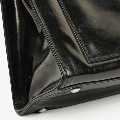 Chanel Schultertasche aus schwarzem Lackleder