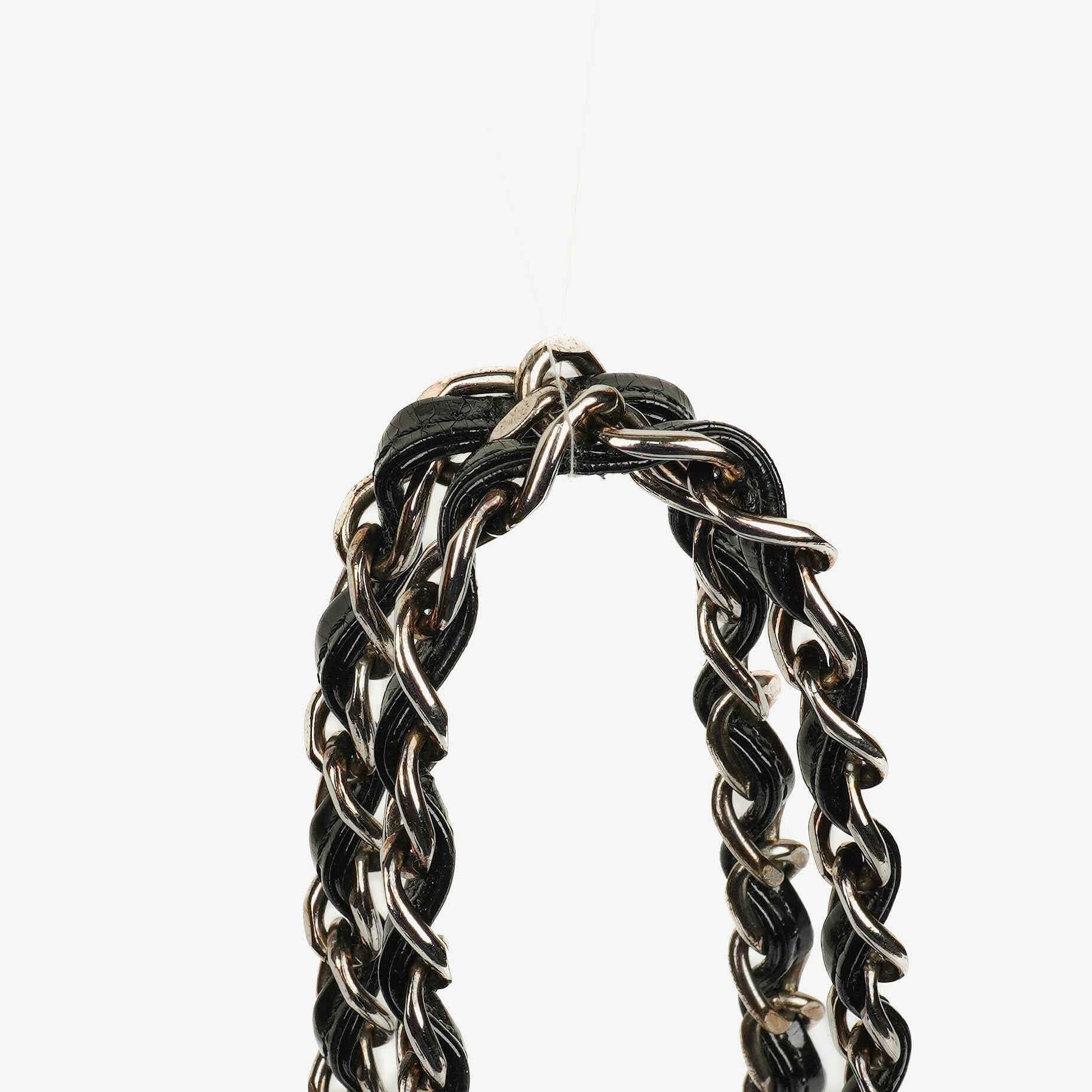 Chanel Schultertasche aus schwarzem Lackleder