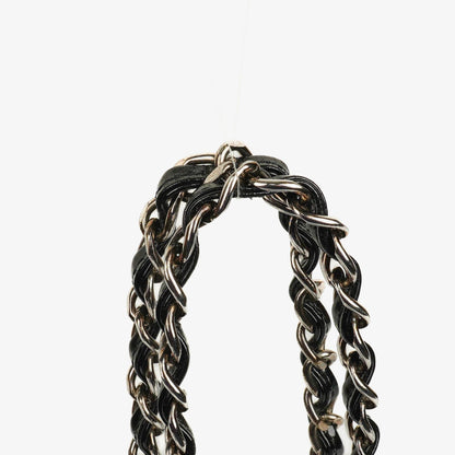Chanel Schultertasche aus schwarzem Lackleder
