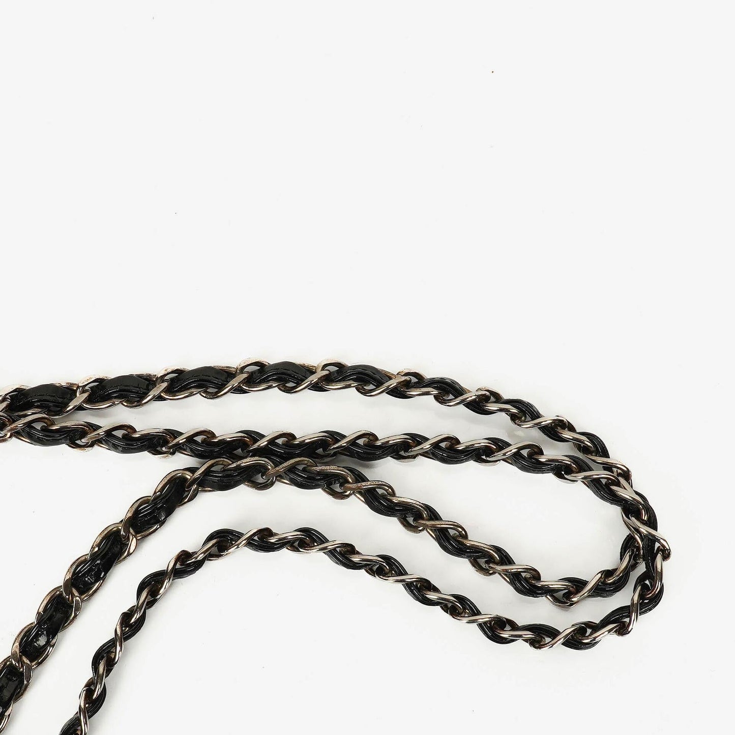 Chanel Schultertasche aus schwarzem Lackleder