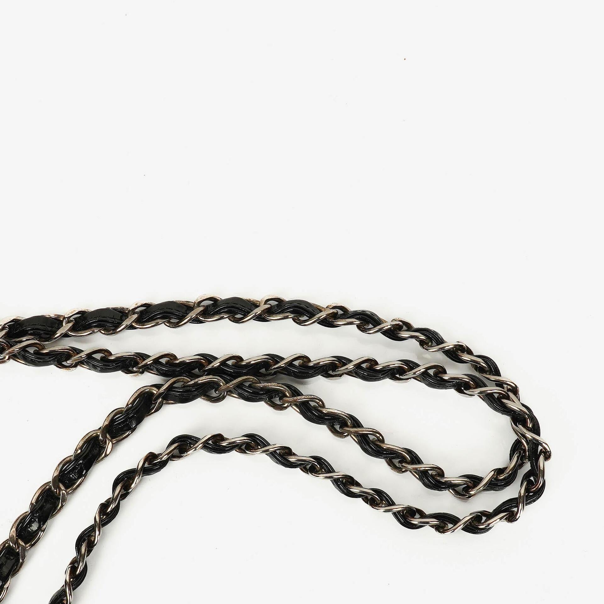 Chanel Schultertasche aus schwarzem Lackleder