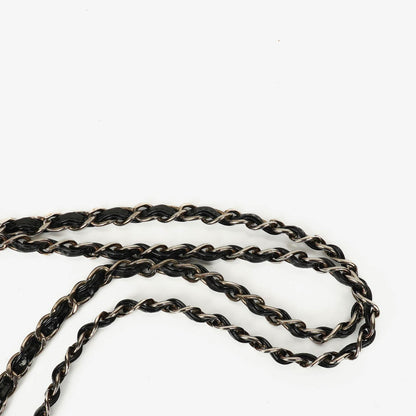Chanel Schultertasche aus schwarzem Lackleder