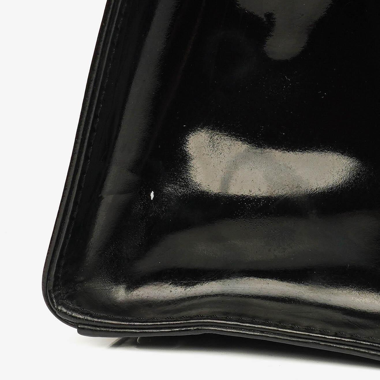 Chanel Schultertasche aus schwarzem Lackleder