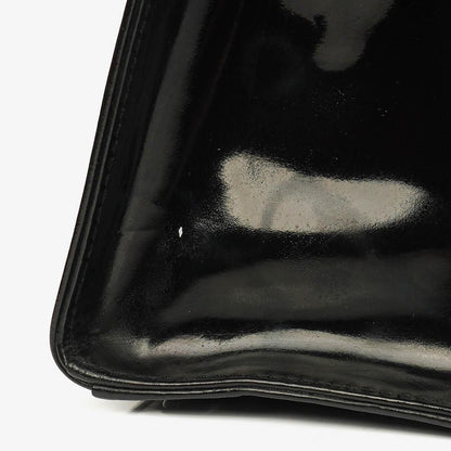 Chanel Schultertasche aus schwarzem Lackleder