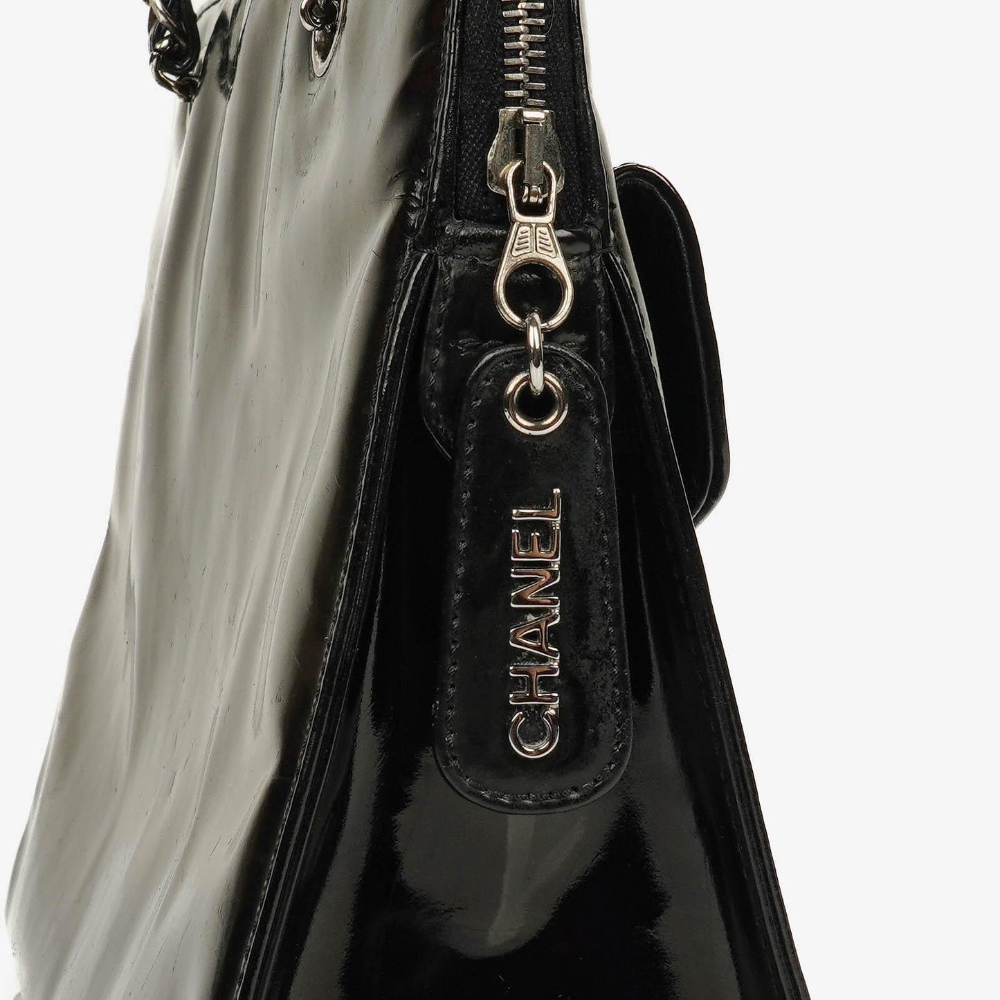 Chanel Schultertasche aus schwarzem Lackleder