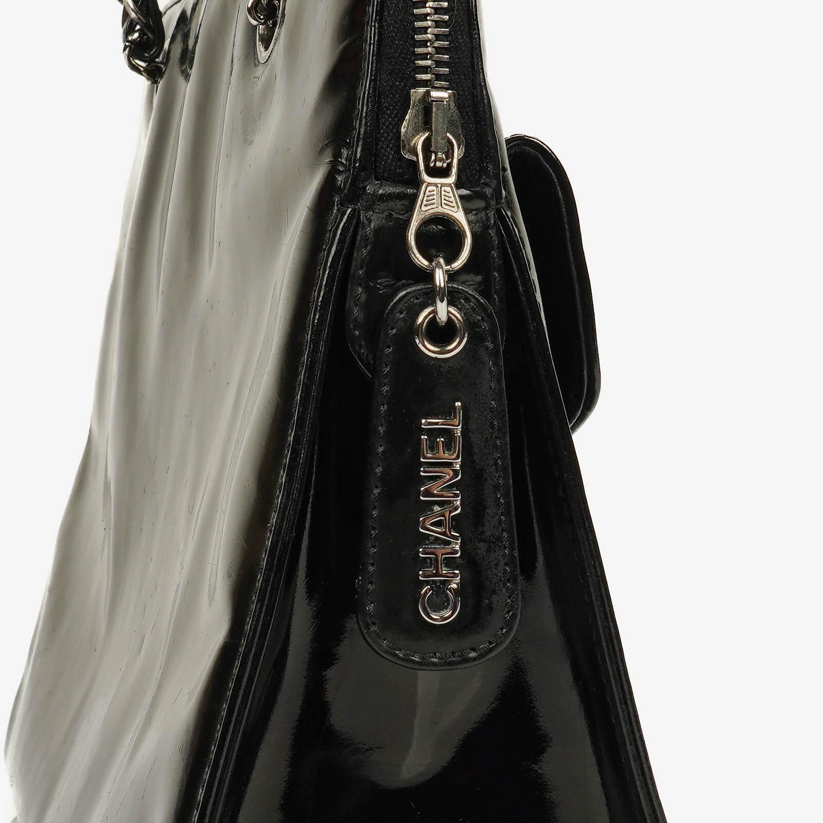 Chanel Schultertasche aus schwarzem Lackleder