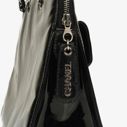 Chanel Schultertasche aus schwarzem Lackleder