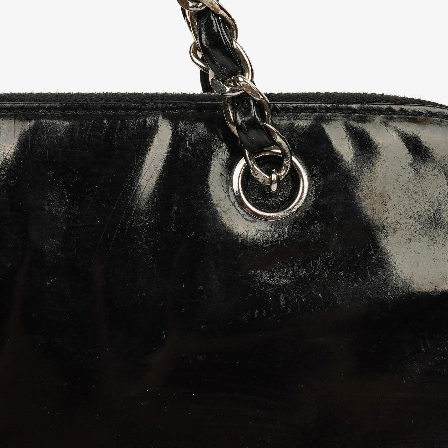 Chanel Schultertasche aus schwarzem Lackleder
