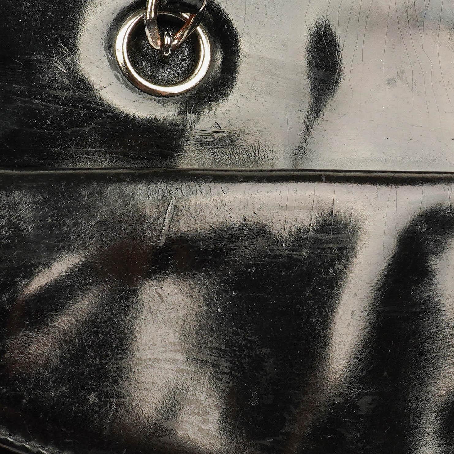Chanel Schultertasche aus schwarzem Lackleder