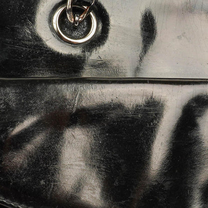 Chanel Schultertasche aus schwarzem Lackleder