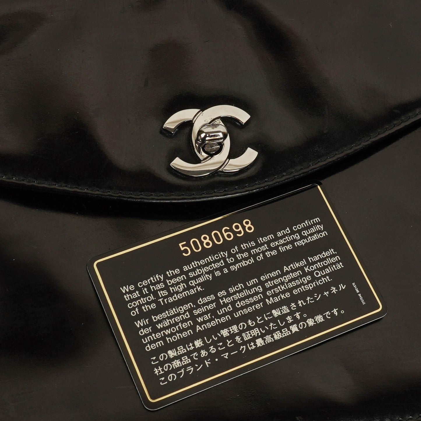 Chanel Schultertasche aus schwarzem Lackleder