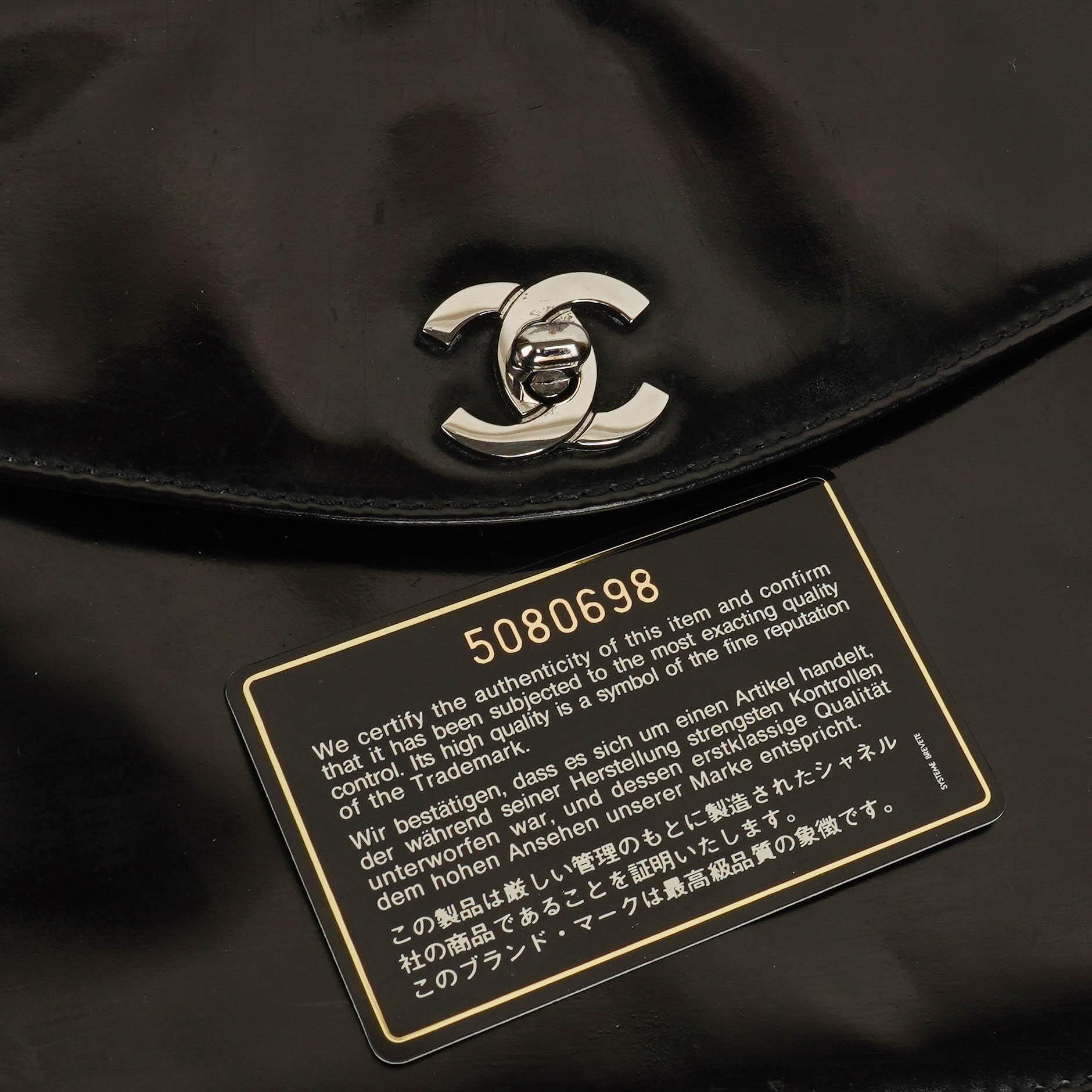 Chanel Schultertasche aus schwarzem Lackleder