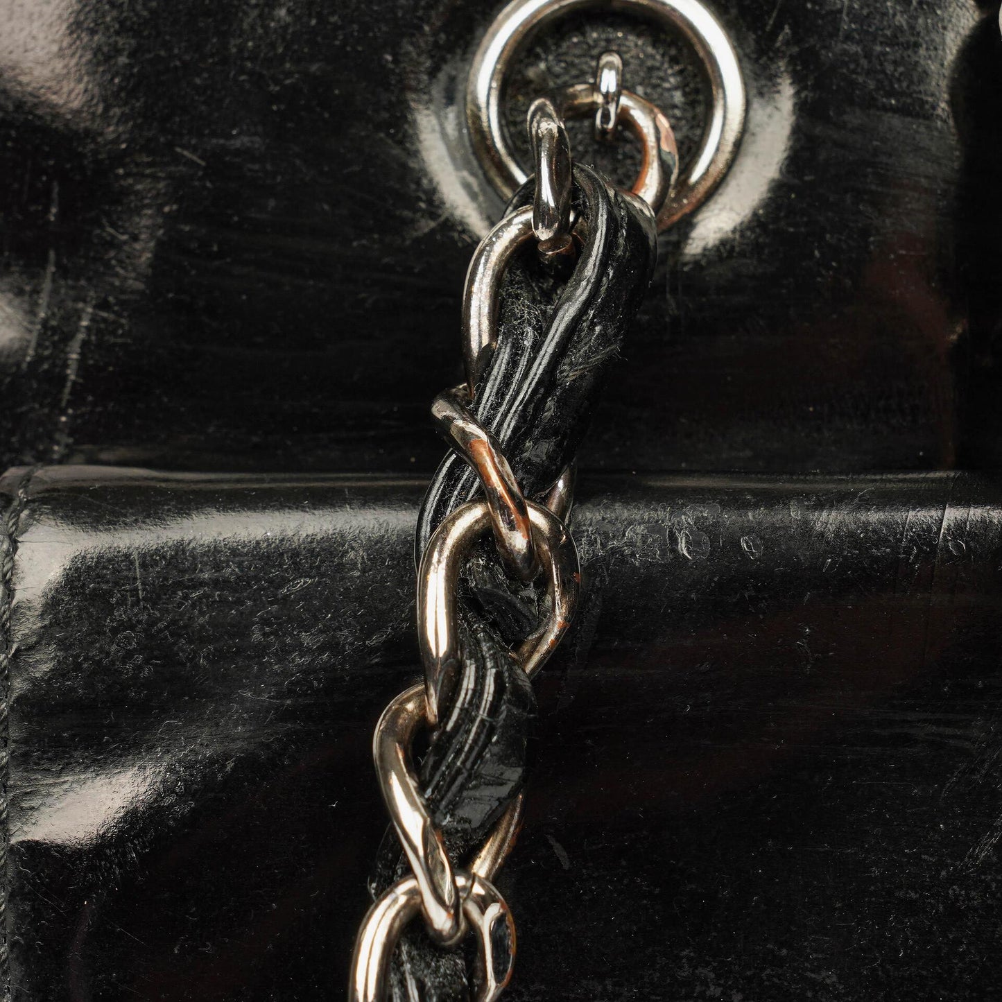 Chanel Schultertasche aus schwarzem Lackleder