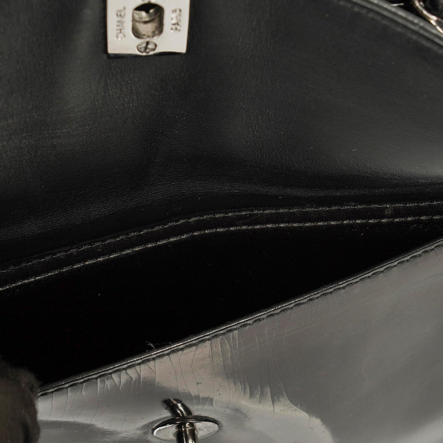 Chanel Schultertasche aus schwarzem Lackleder