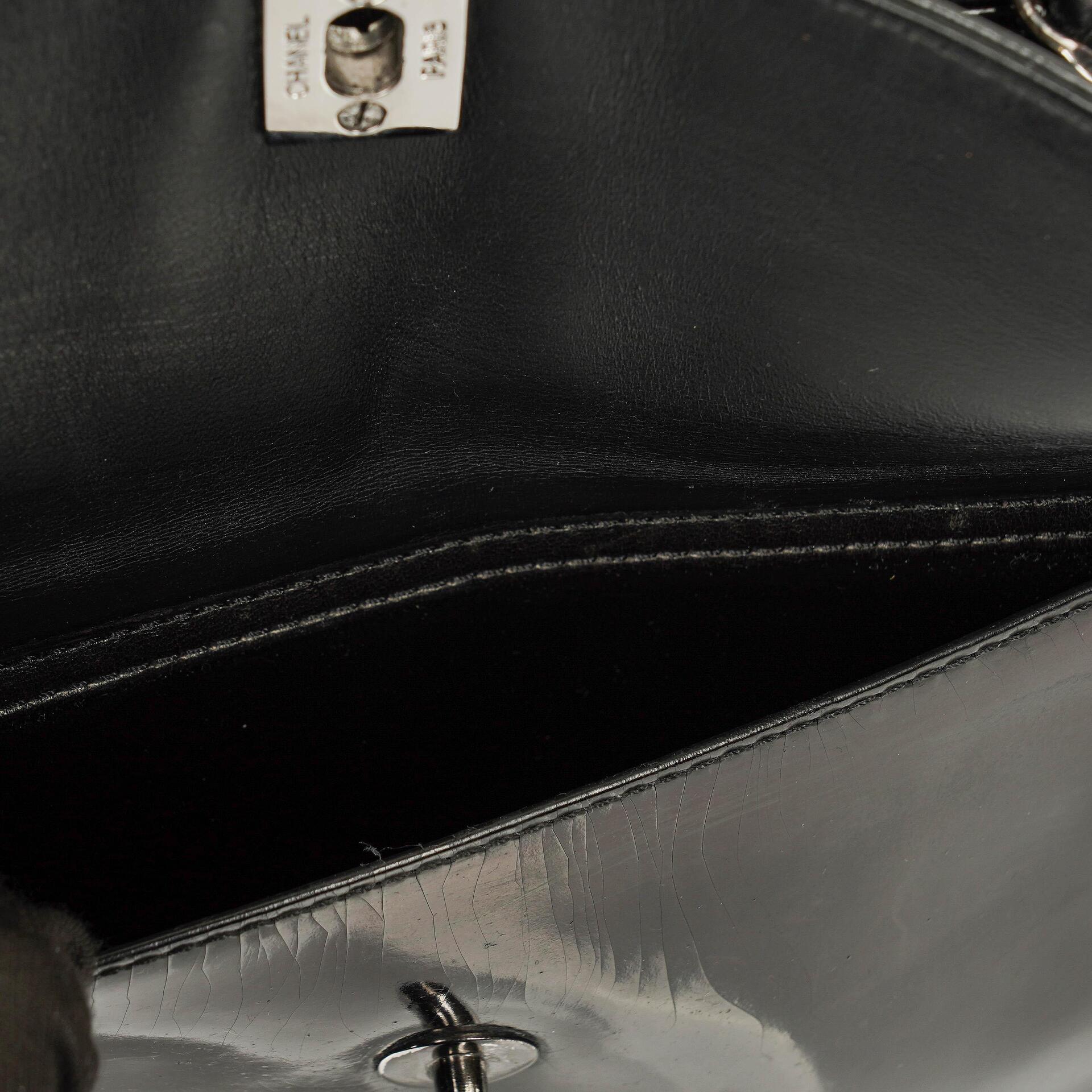 Chanel Schultertasche aus schwarzem Lackleder