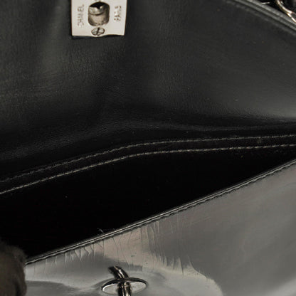Chanel Schultertasche aus schwarzem Lackleder
