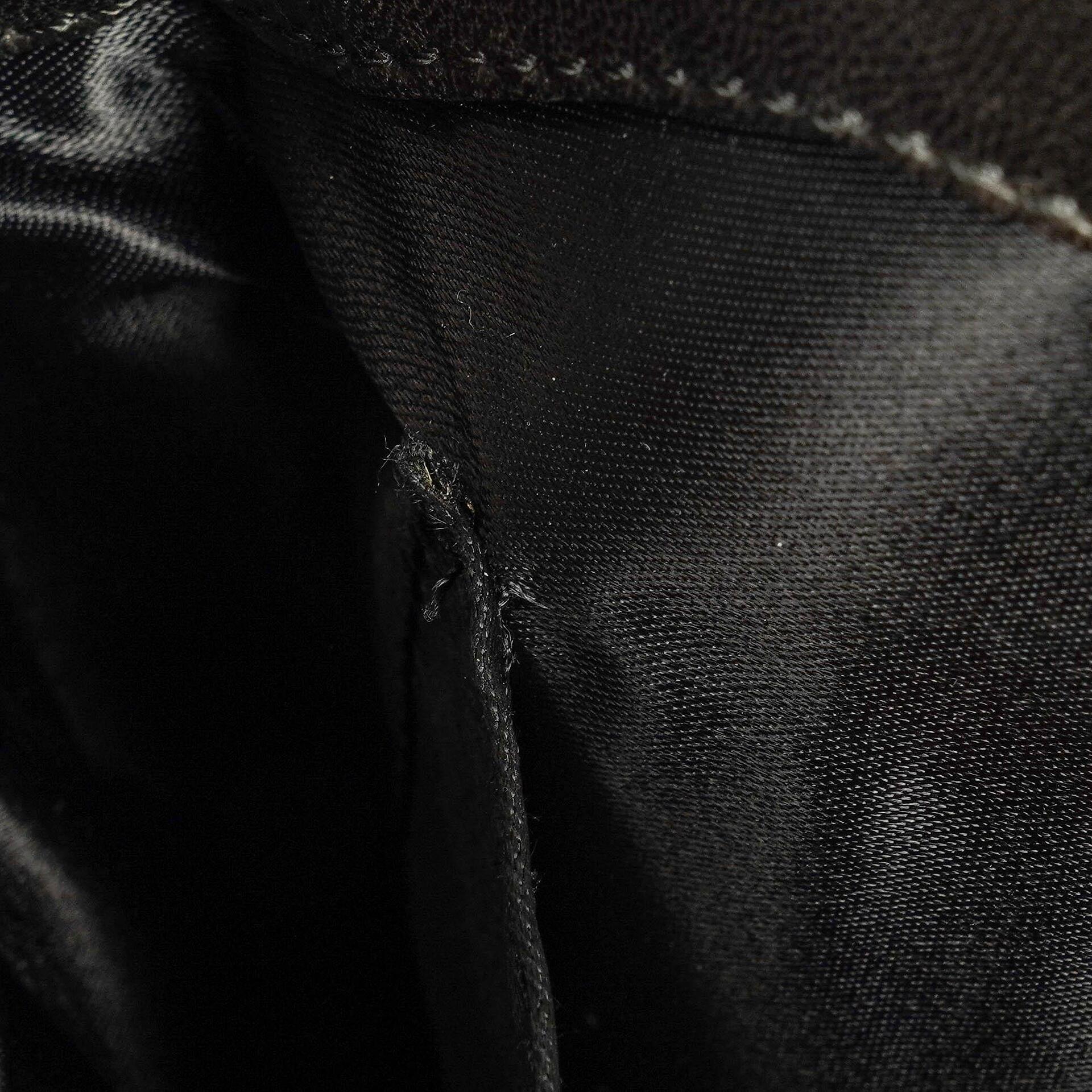 Chanel Schultertasche aus schwarzem Lackleder