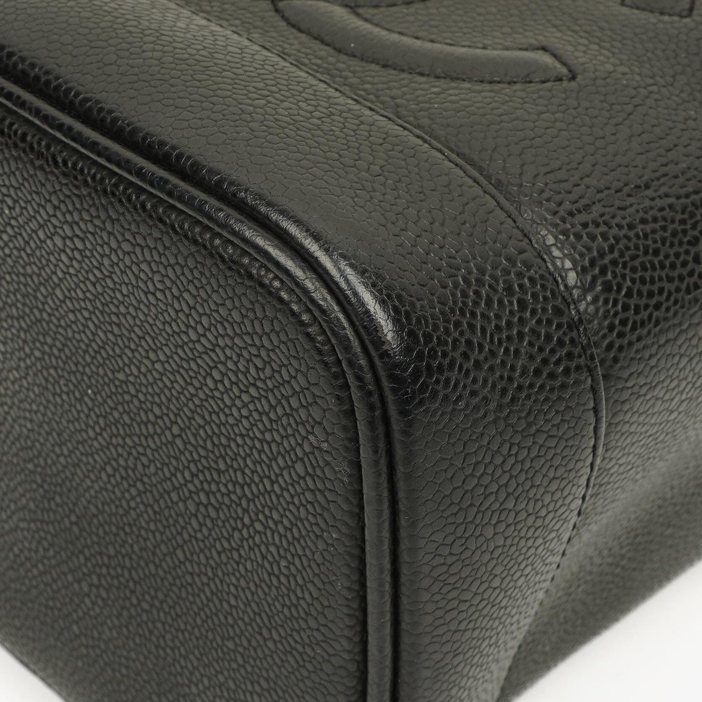 Chanel Vanity Case aus schwarzem gestepptem Kaviarleder