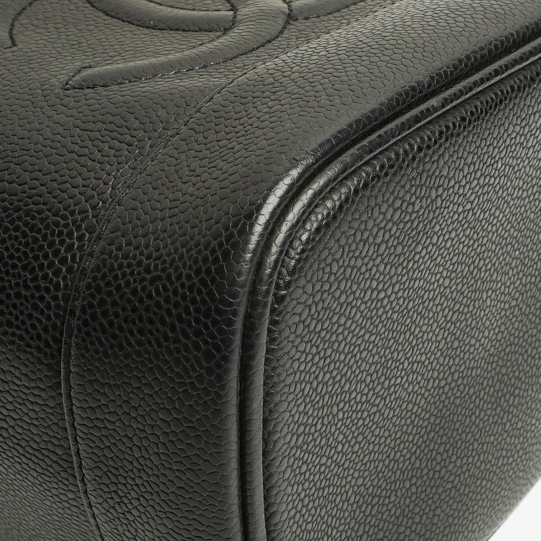 Chanel Vanity Case aus schwarzem gestepptem Kaviarleder