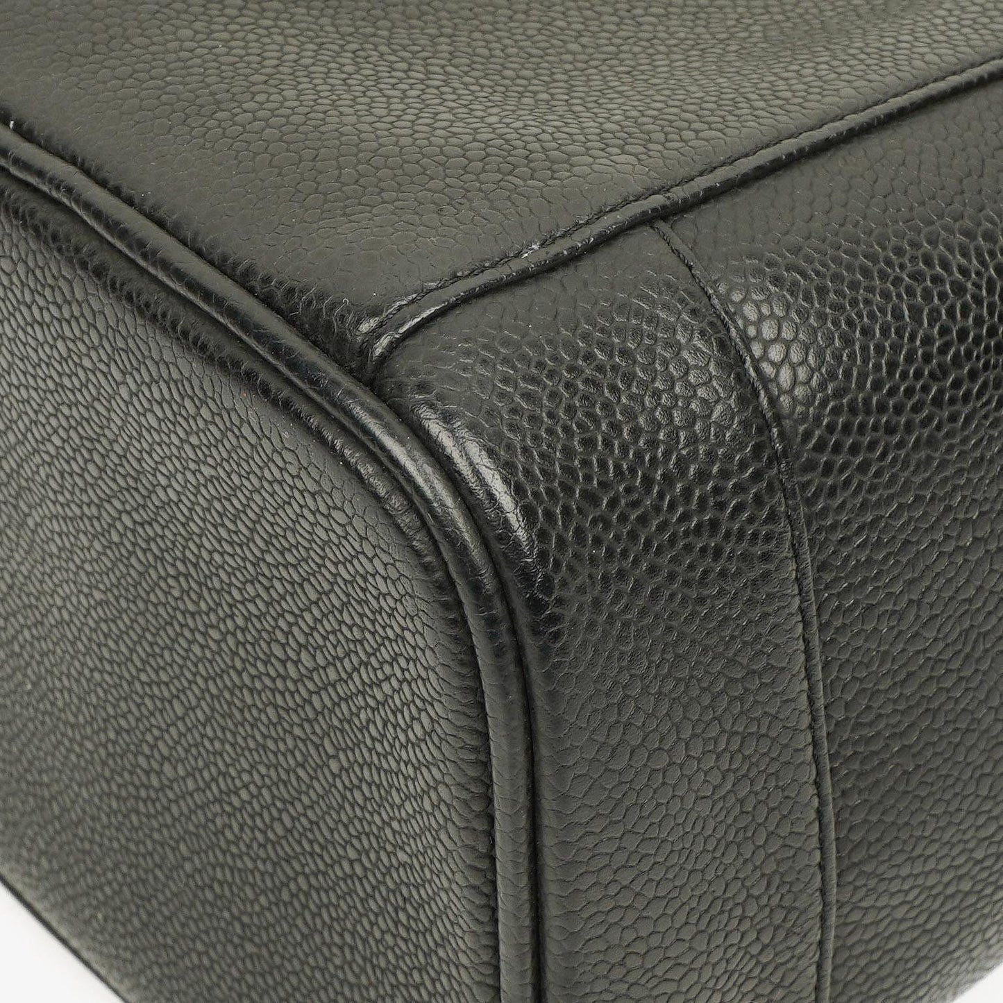 Chanel Vanity Case aus schwarzem gestepptem Kaviarleder