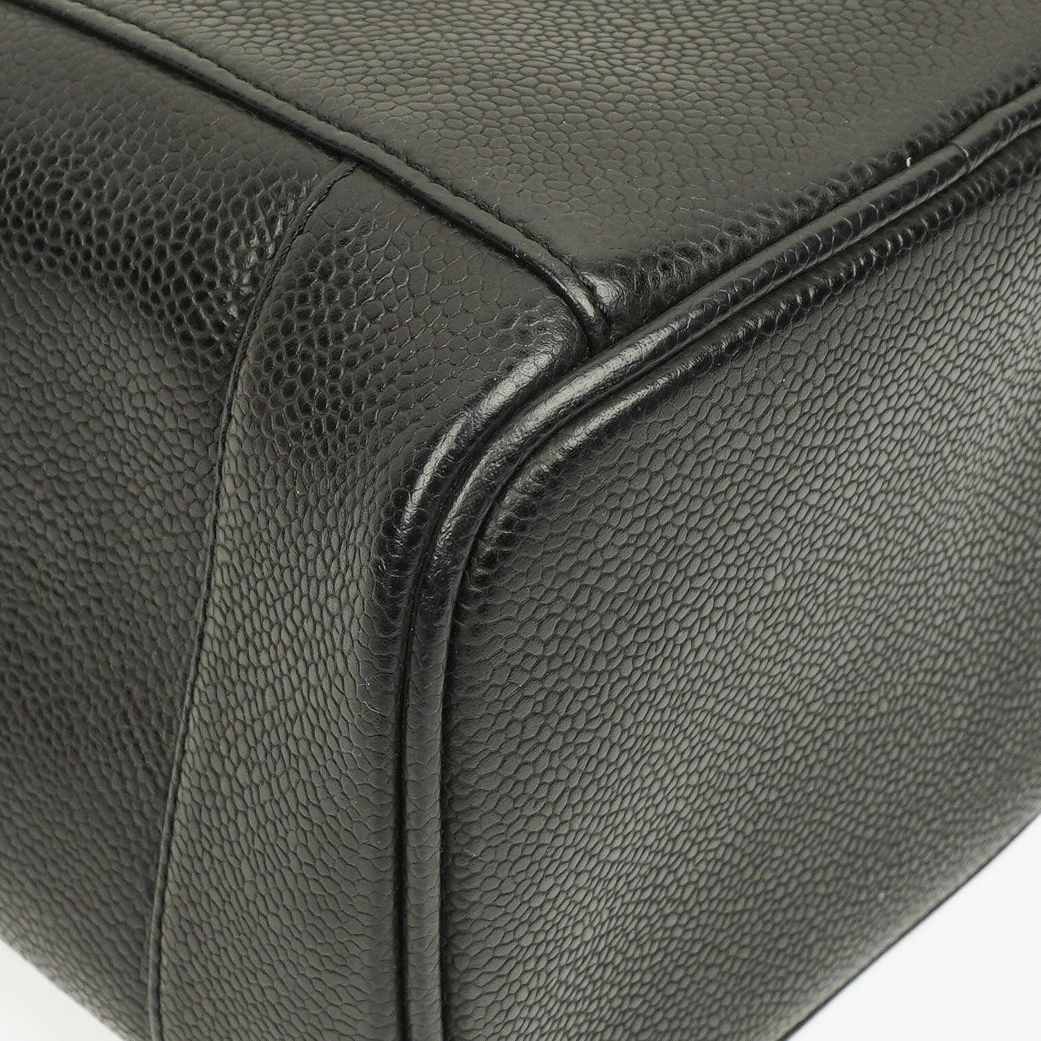 Chanel Vanity Case aus schwarzem gestepptem Kaviarleder