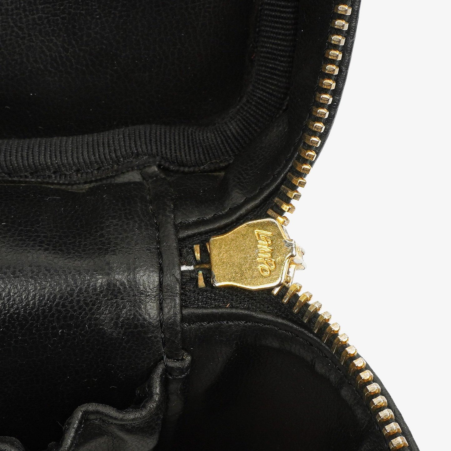 Chanel Vanity Case aus schwarzem gestepptem Kaviarleder