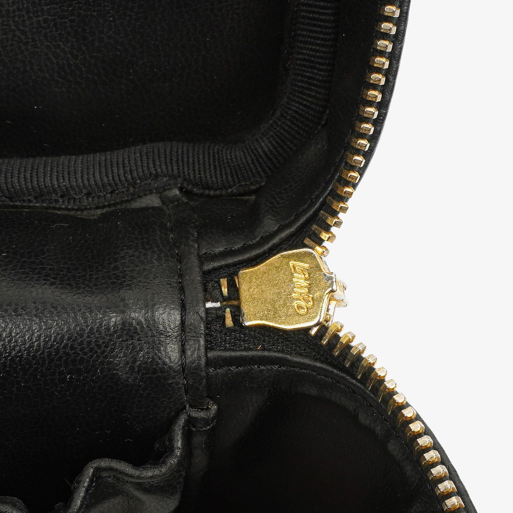 Chanel Vanity Case aus schwarzem gestepptem Kaviarleder