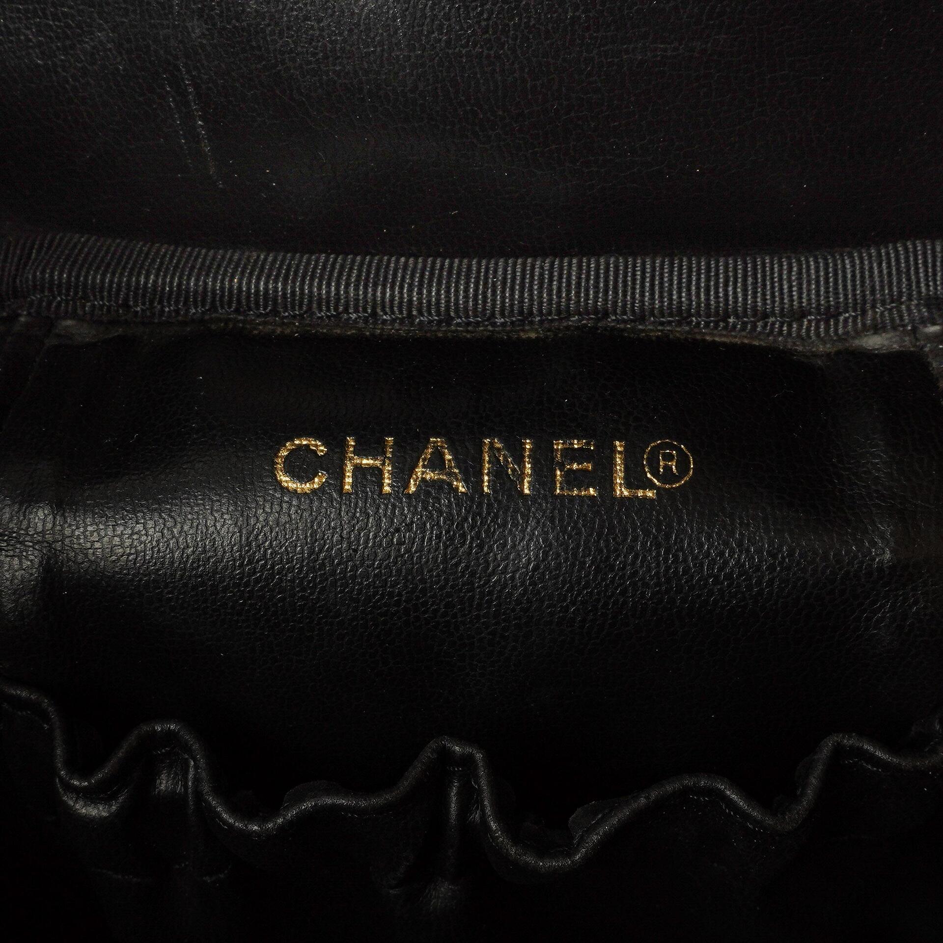 Chanel Vanity Case aus schwarzem gestepptem Kaviarleder