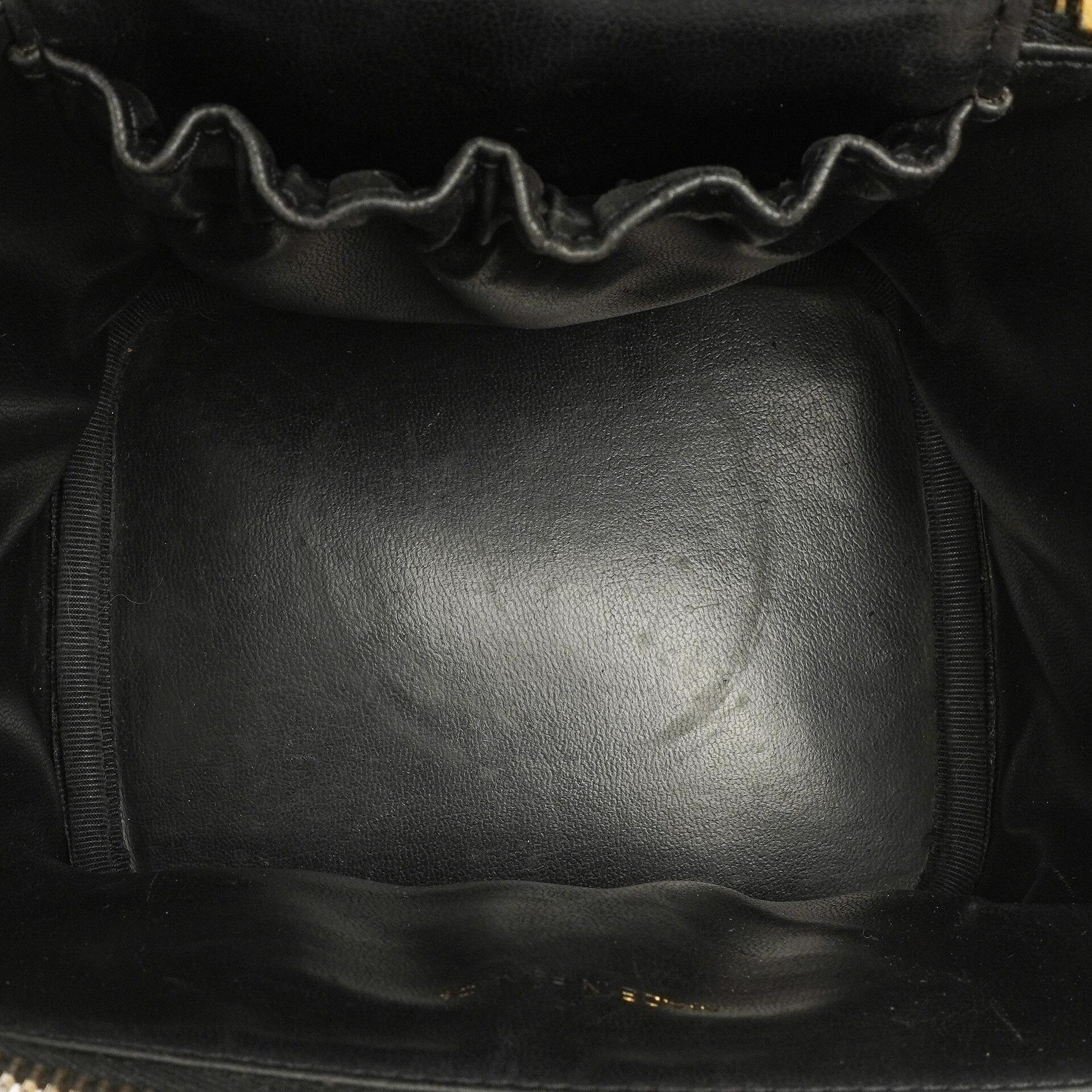 Chanel Vanity Case aus schwarzem gestepptem Kaviarleder