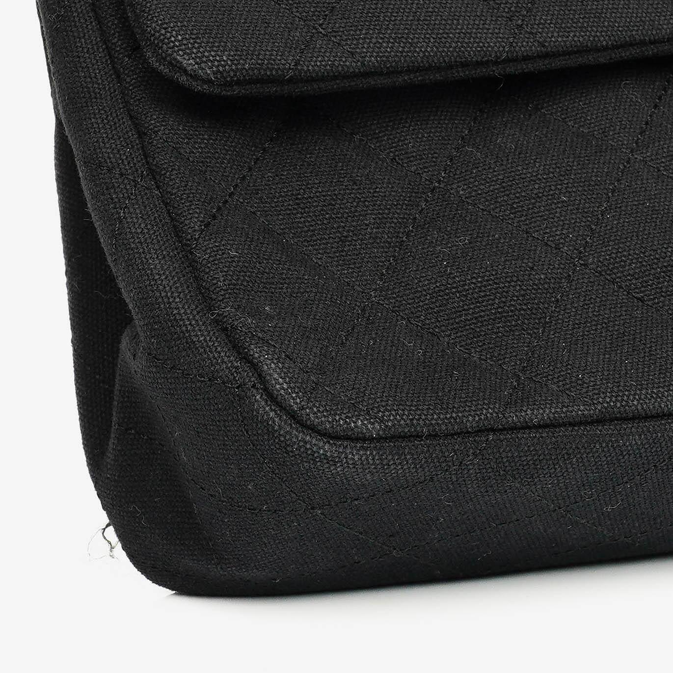 Chanel Double Flap Tasche in Schwarz gesteppt