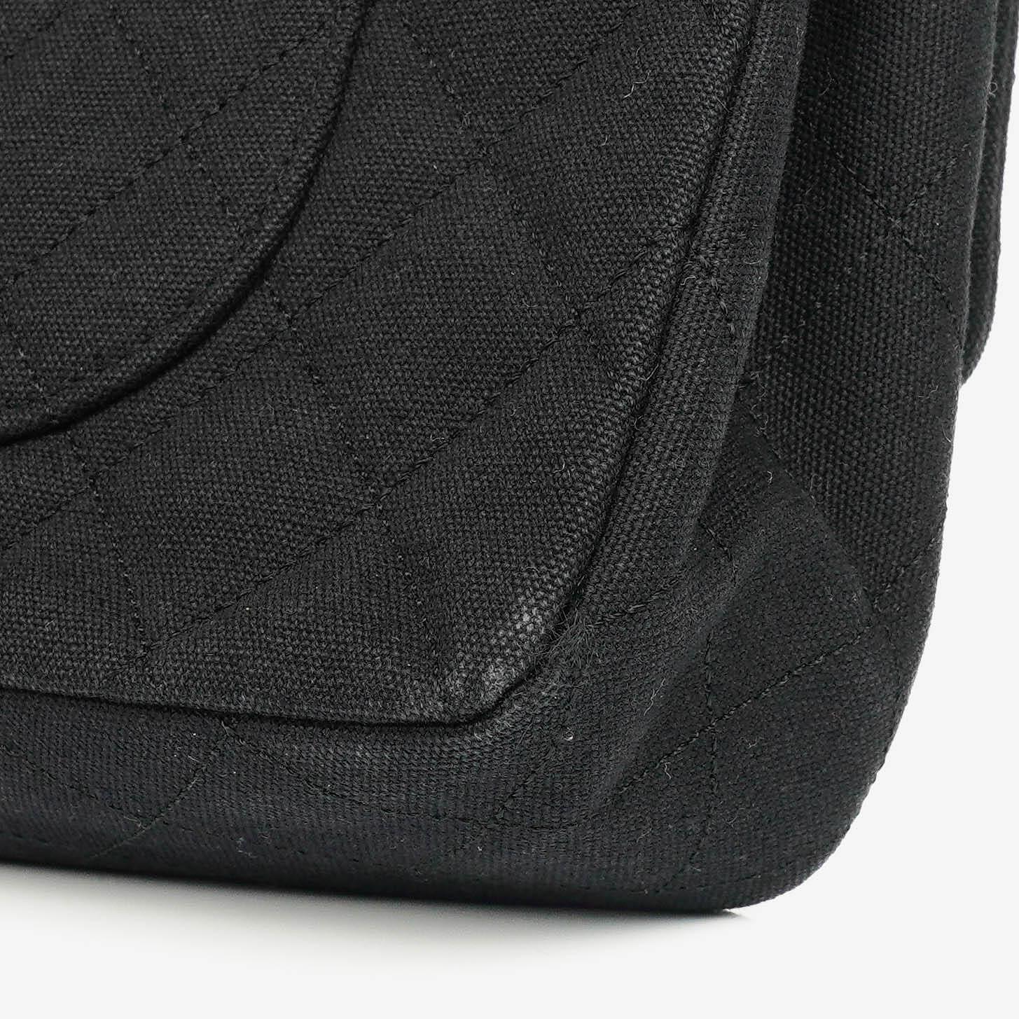 Chanel Double Flap Tasche in Schwarz gesteppt