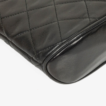 Chanel Umhängetasche aus schwarzem gestepptem Lammleder