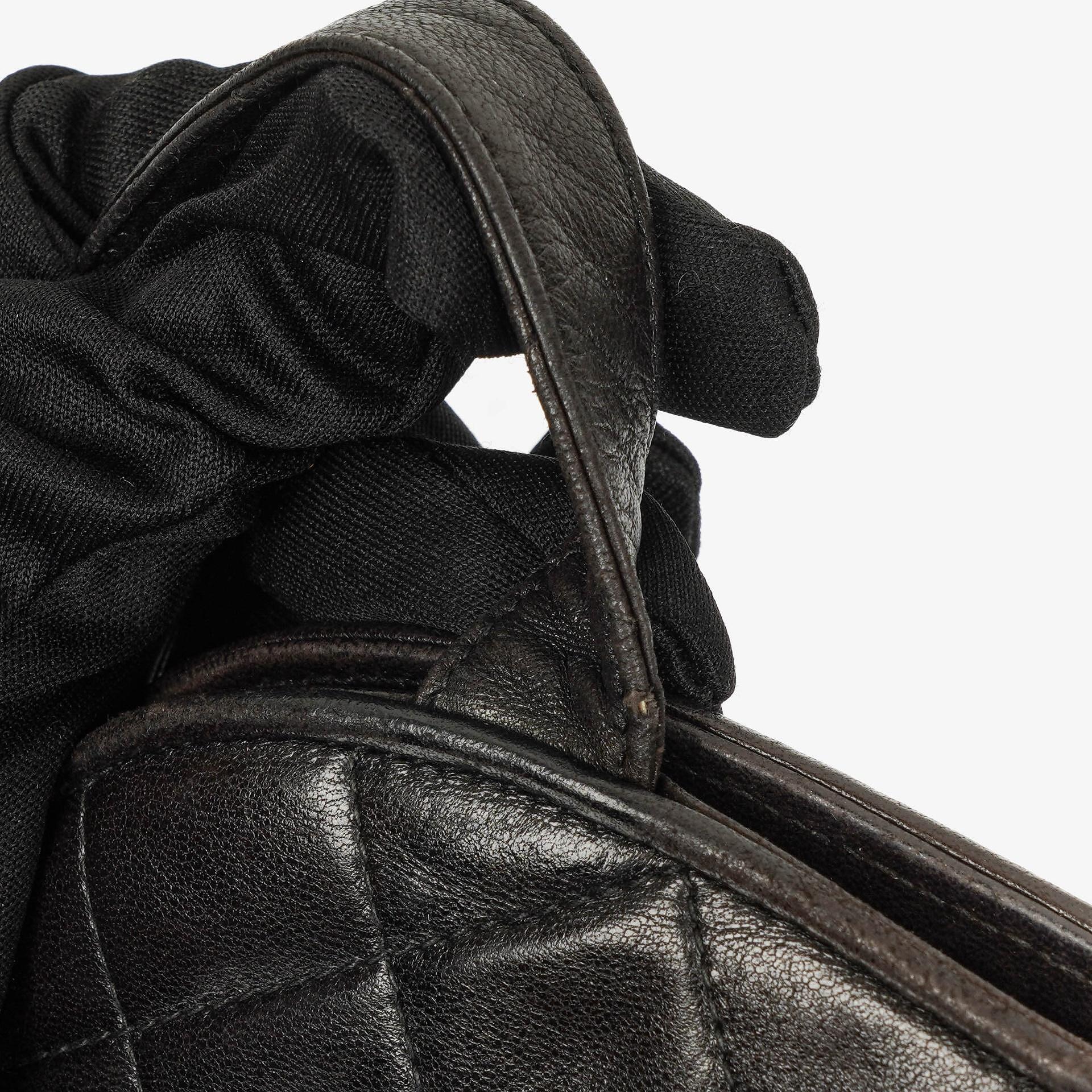 Chanel Umhängetasche aus schwarzem gestepptem Lammleder