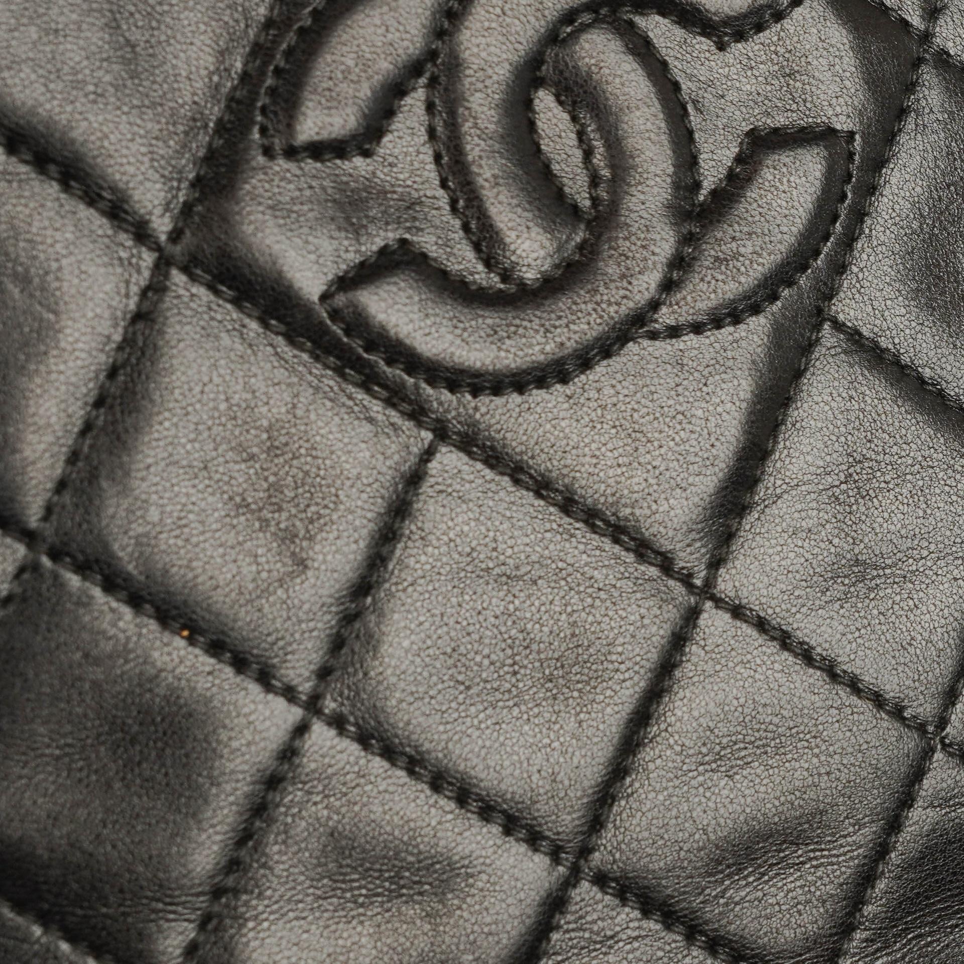 Chanel Umhängetasche aus schwarzem gestepptem Lammleder