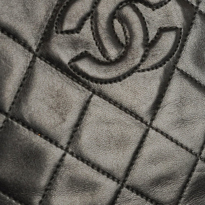 Chanel Umhängetasche aus schwarzem gestepptem Lammleder