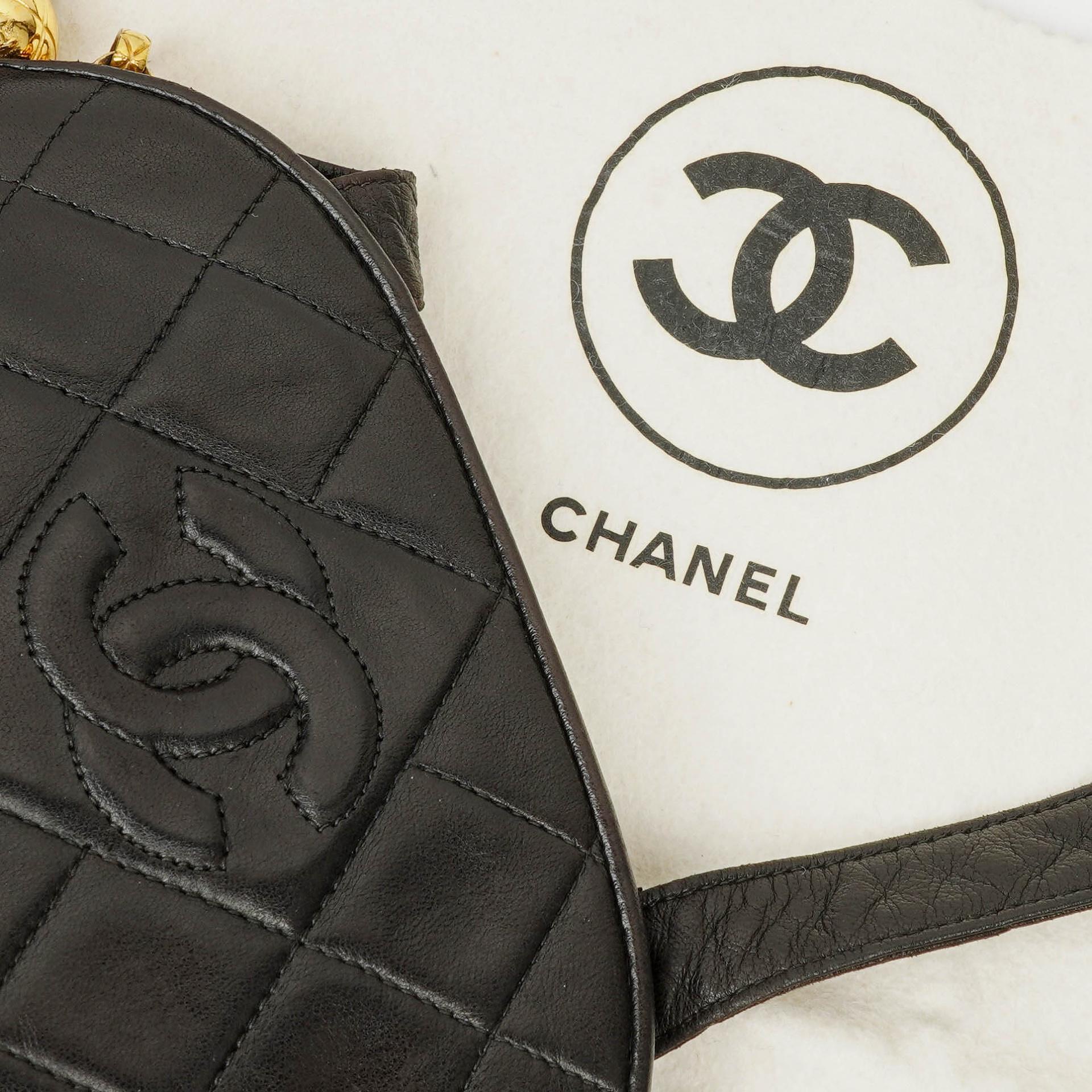 Chanel Umhängetasche aus schwarzem gestepptem Lammleder