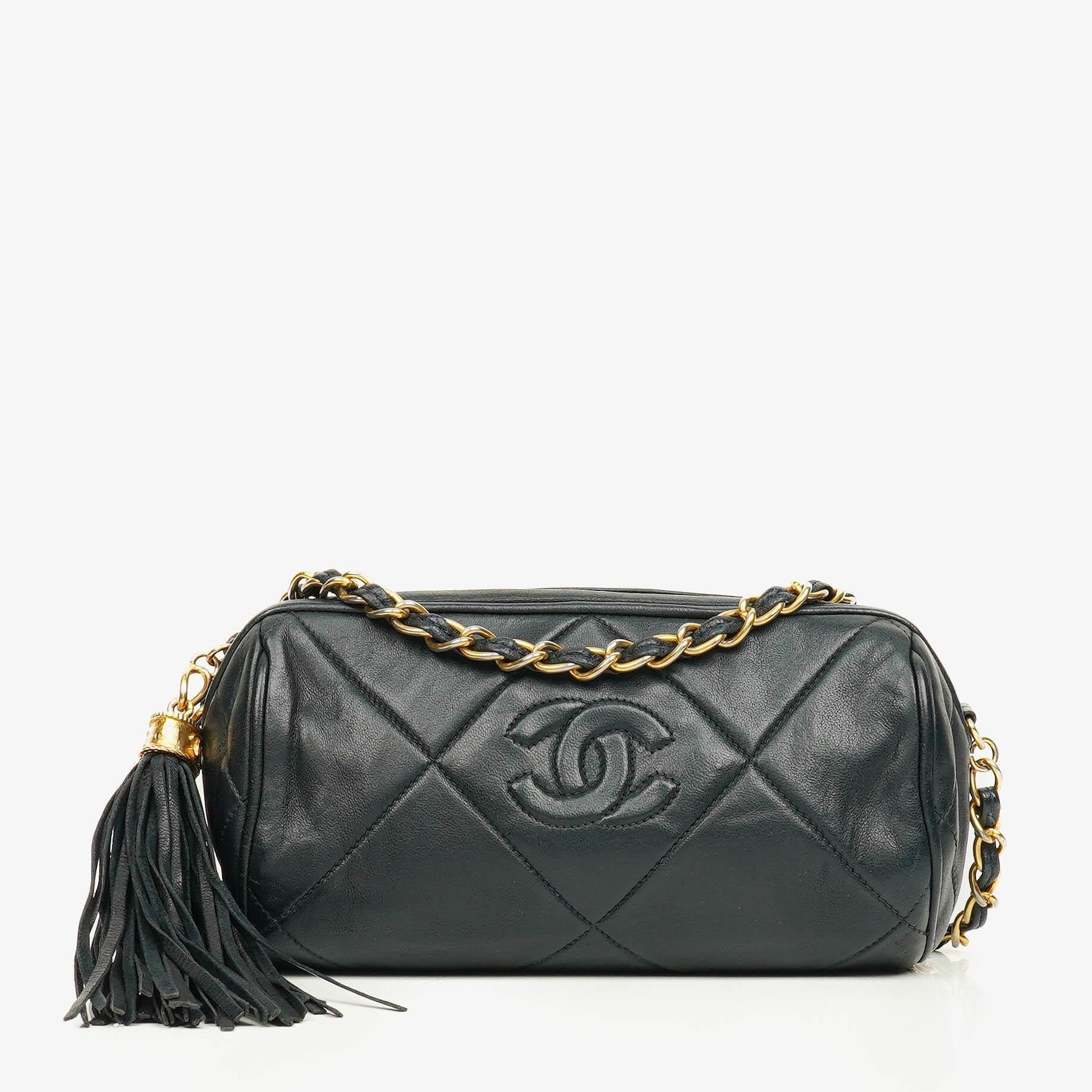 CHANEL Mini Barrel Quasten-Tasche aus schwarzem gestepptem Lammleder