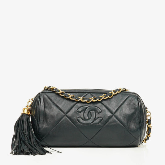 CHANEL Mini Barrel Quasten-Tasche aus schwarzem gestepptem Lammleder