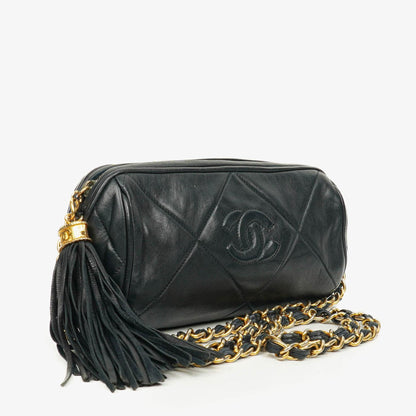 CHANEL Mini Barrel Quasten-Tasche aus schwarzem gestepptem Lammleder