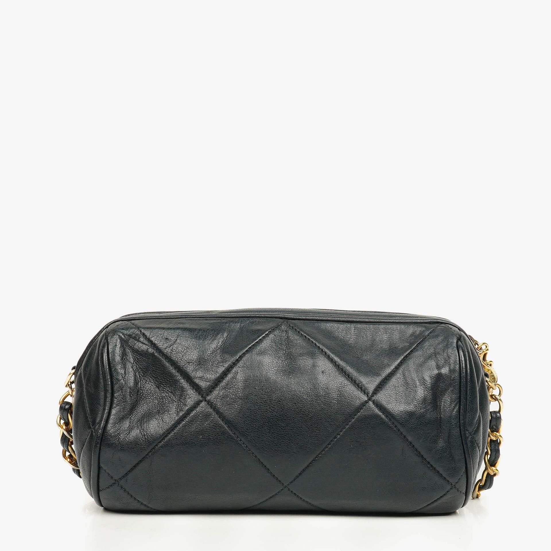 CHANEL Mini Barrel Quasten-Tasche aus schwarzem gestepptem Lammleder