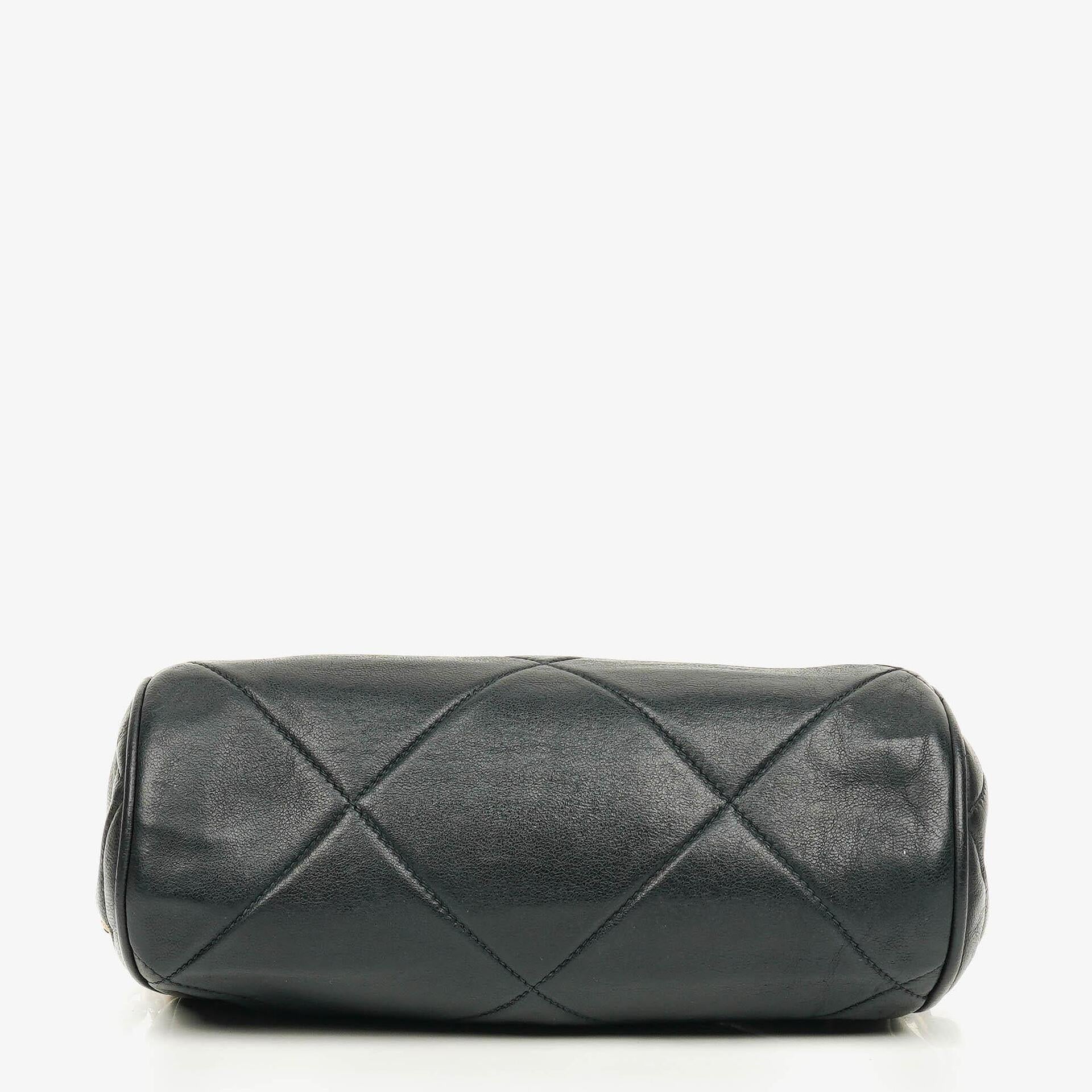 CHANEL Mini Barrel Quasten-Tasche aus schwarzem gestepptem Lammleder
