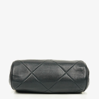 CHANEL Mini Barrel Quasten-Tasche aus schwarzem gestepptem Lammleder