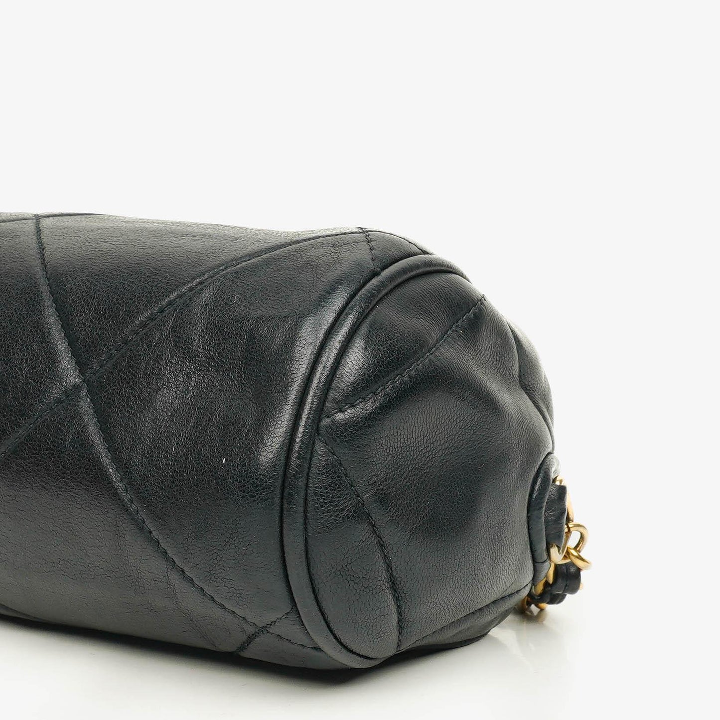 CHANEL Mini Barrel Quasten-Tasche aus schwarzem gestepptem Lammleder