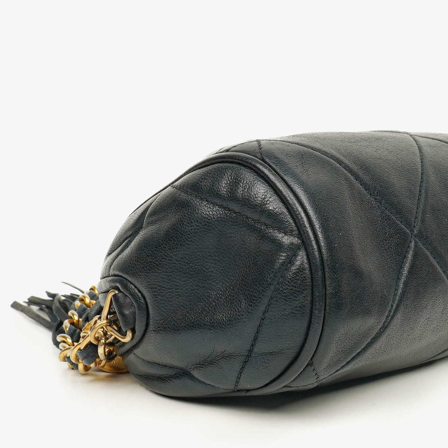 CHANEL Mini Barrel Quasten-Tasche aus schwarzem gestepptem Lammleder