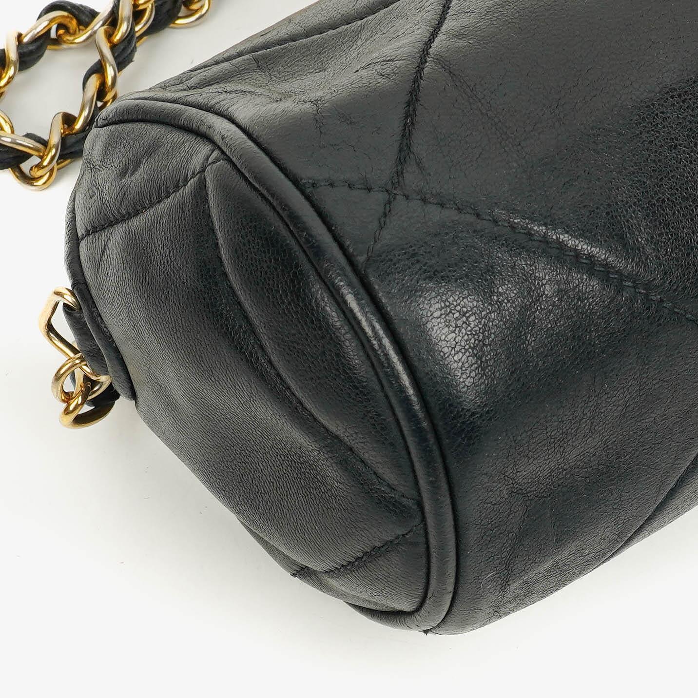 CHANEL Mini Barrel Quasten-Tasche aus schwarzem gestepptem Lammleder
