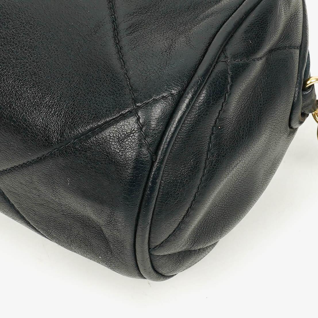 CHANEL Mini Barrel Quasten-Tasche aus schwarzem gestepptem Lammleder