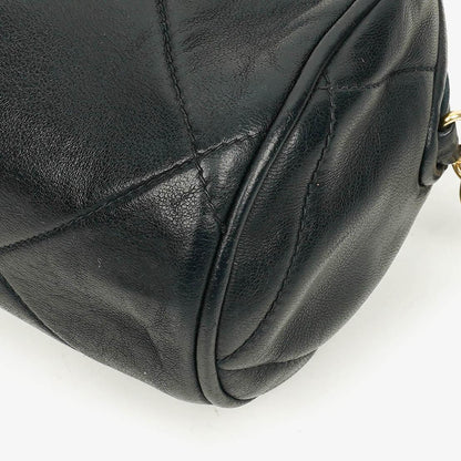 CHANEL Mini Barrel Quasten-Tasche aus schwarzem gestepptem Lammleder