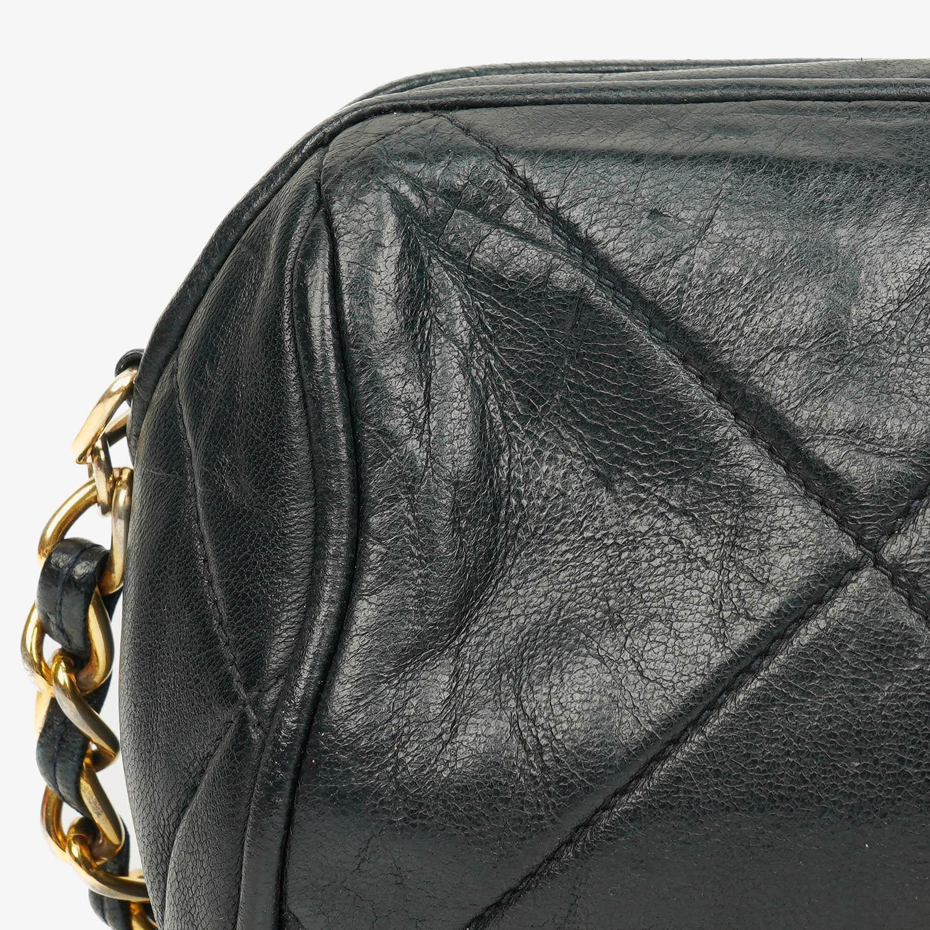 CHANEL Mini Barrel Quasten-Tasche aus schwarzem gestepptem Lammleder