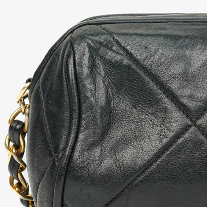 CHANEL Mini Barrel Quasten-Tasche aus schwarzem gestepptem Lammleder