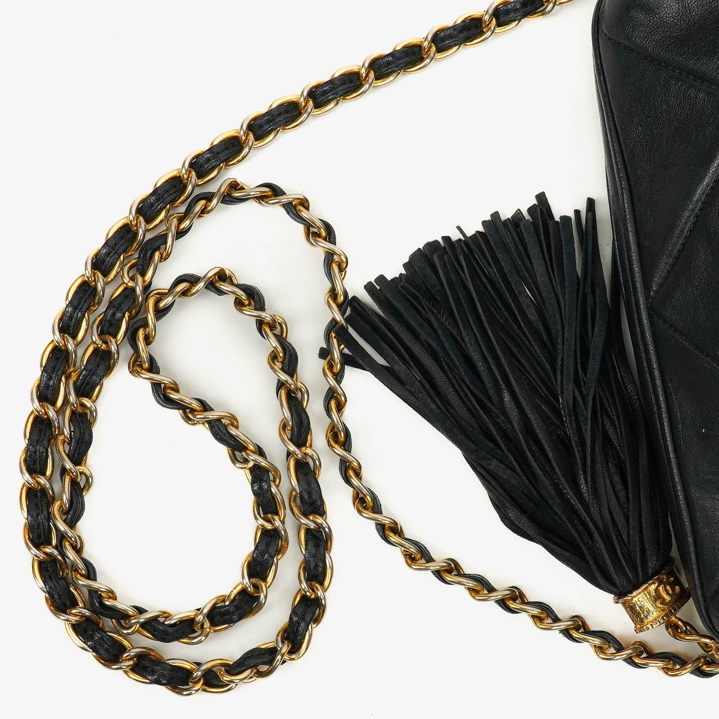 CHANEL Mini Barrel Quasten-Tasche aus schwarzem gestepptem Lammleder